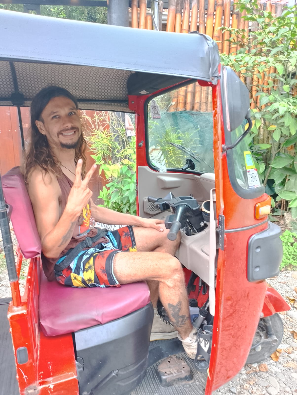 El alma de Puerto Viejo a bordo de un Tuk Tuk. La aventura de Richy Méndez